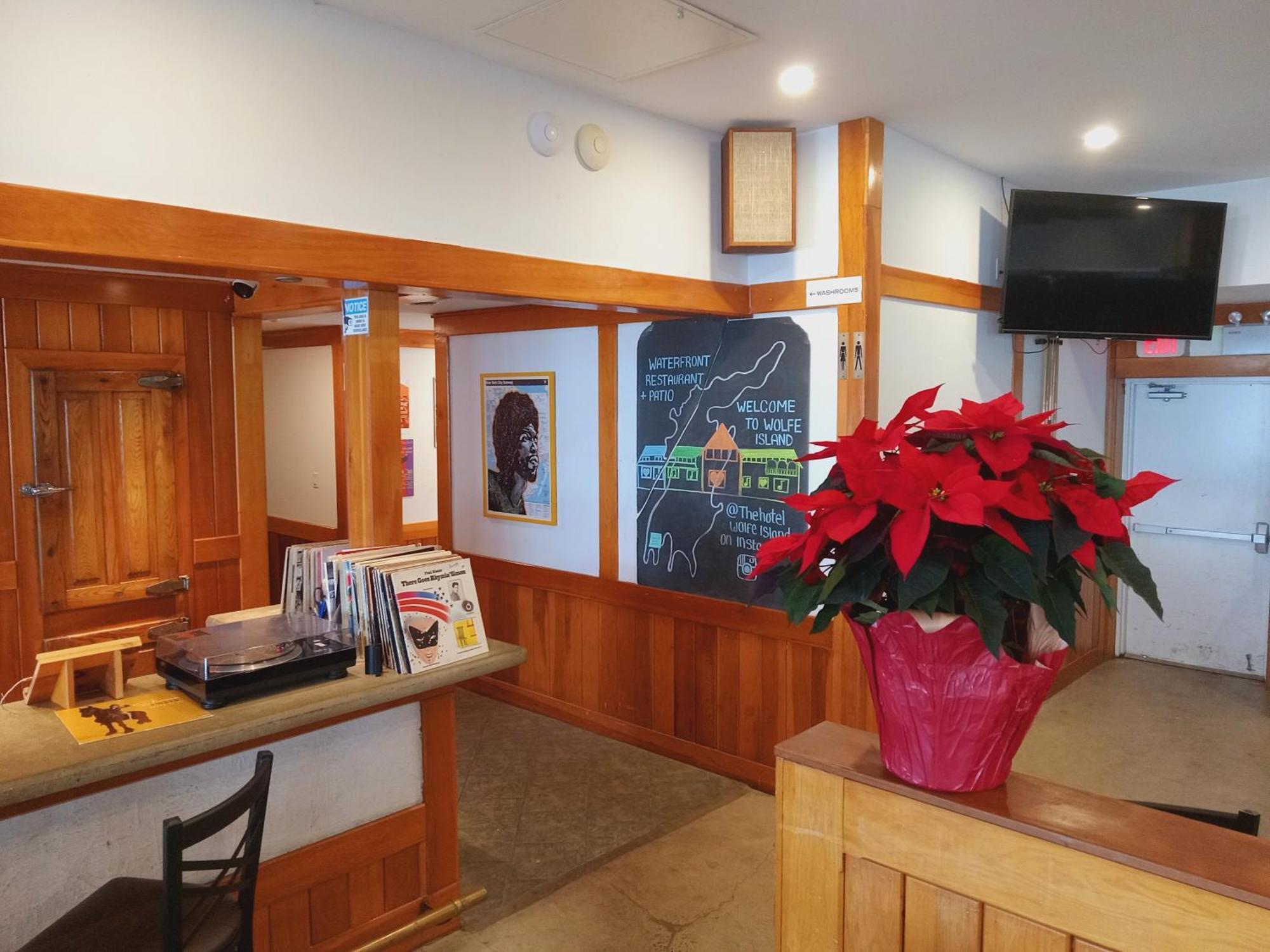 Hotel Wolfe Island Marysville エクステリア 写真